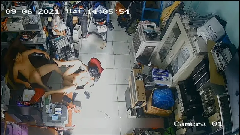 Vợ anh xã cắm sừng trong của hàng máy tính
