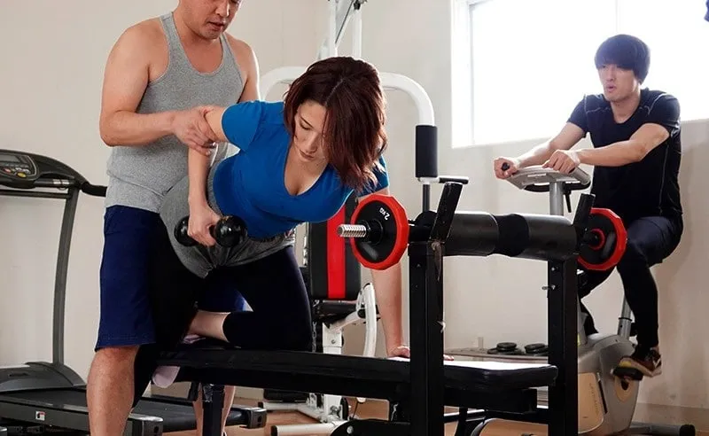 Gã chồng phát hiện vợ địt trộm với huấn luyện viên thể hình