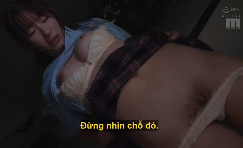 Sếp trên toan tính "đâm chọt" cô em dưới quyền kiêu kỳ lười nhác, suốt ngày chỉ mải mê chat chit cùng trai tin nhắn.