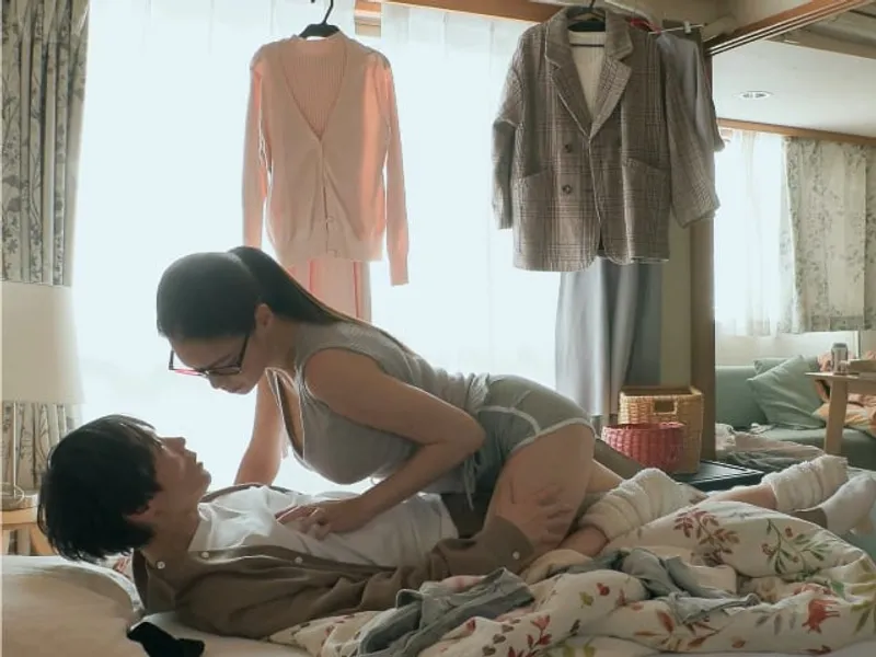 được chị nhà kề bên "an ủi" khi em gái đi ngoại tình