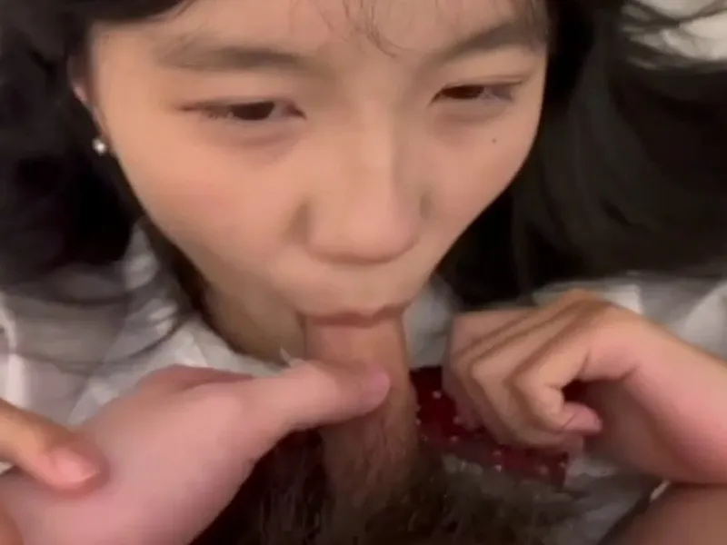 Em loli dễ thương liếm thằng nhỏ biến em thành con em đào nứng lồn p2